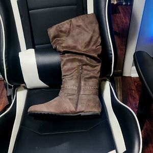 Brown Winter Suede Boots with Slouchy Design